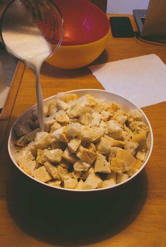 Ricetta per preparare i canederli in casa: bagnare il pane